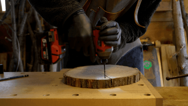 작업장에서 나무 판에 드릴 작업