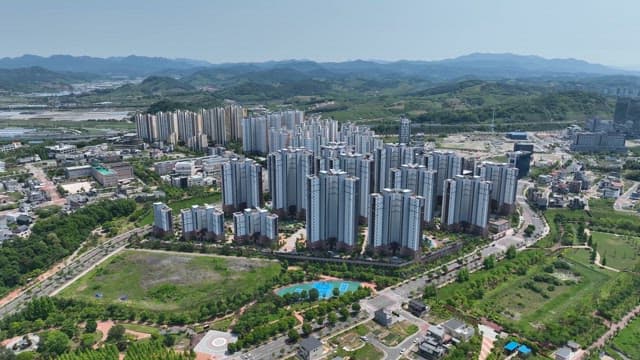 산이 보이는 현대 도시의 전경