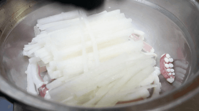 Squid and hot radish in pot