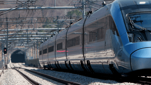 터널을 통과하는 고속 열차