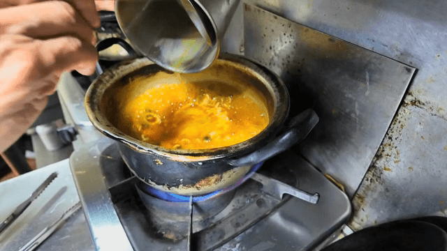 Beaten egg added to ramyeon