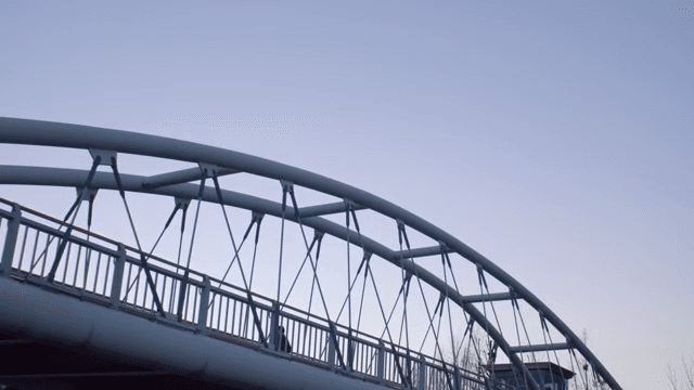 맑은 하늘 아래 현대적인 다리