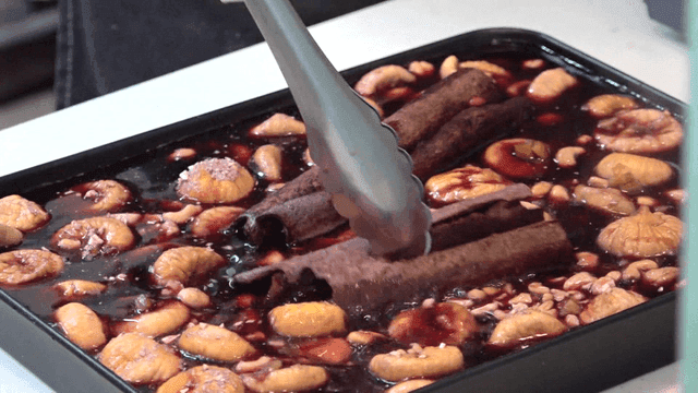 Mulled wine with cinnamon and figs