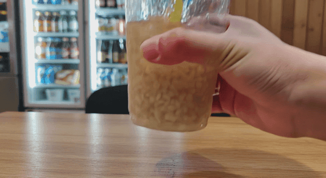 나무 테이블 위의 식혜 한 잔