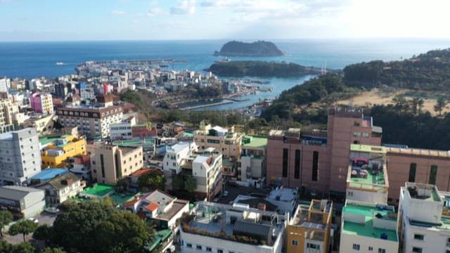 바다 근처 건물이 많은 도시 풍경