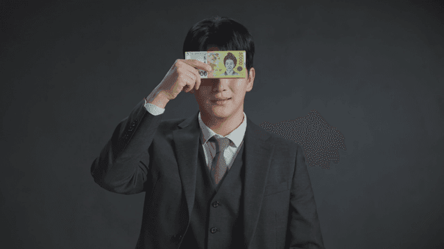 돈으로 눈을 가린 채 웃고 있는 남자