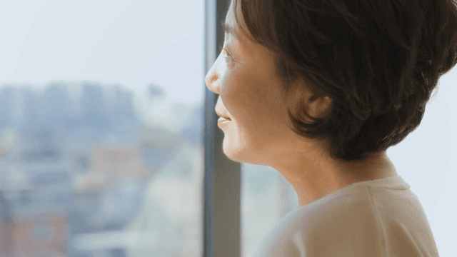 창가에서 커피를 즐기는 여성