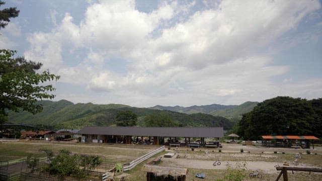 고요한 시골 풍경과 마구간, 산