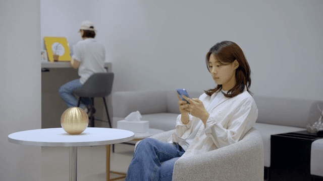 현대적인 라운지에서 자기 차례를 기다리는 여성