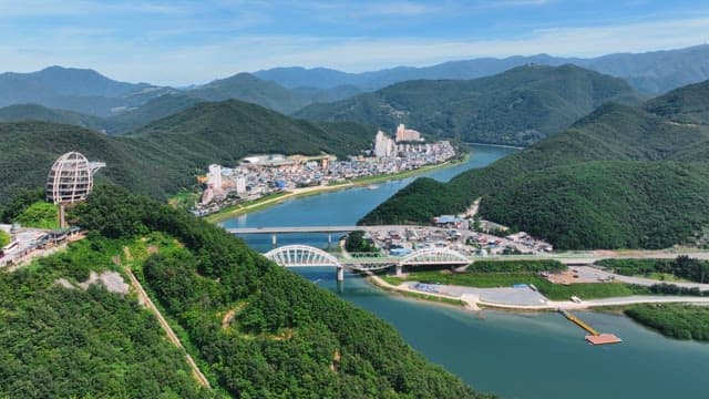 전망대가 있는 푸른 산의 전경