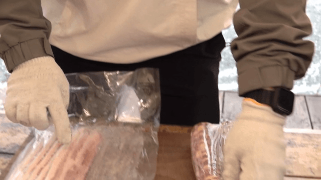 테이블에서 옥수수와 베이컨 준비하는 사람