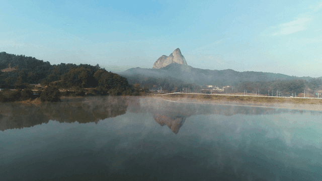 호수에 비친 고요한 산