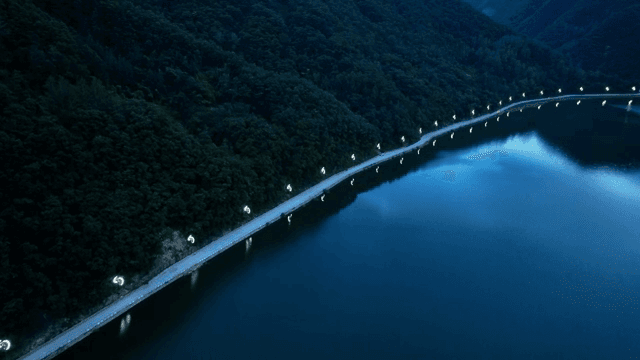 긴 도로가 있는 푸른 산