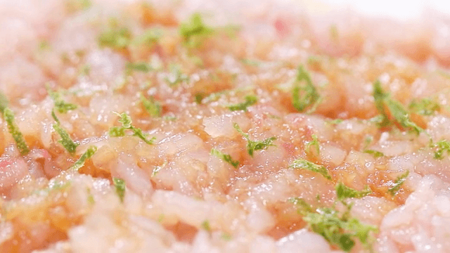 허브가 곁들여진 신선한 해산물 타르타르