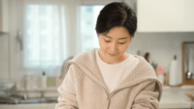 아늑한 주방에서 요리를 준비하는 여성