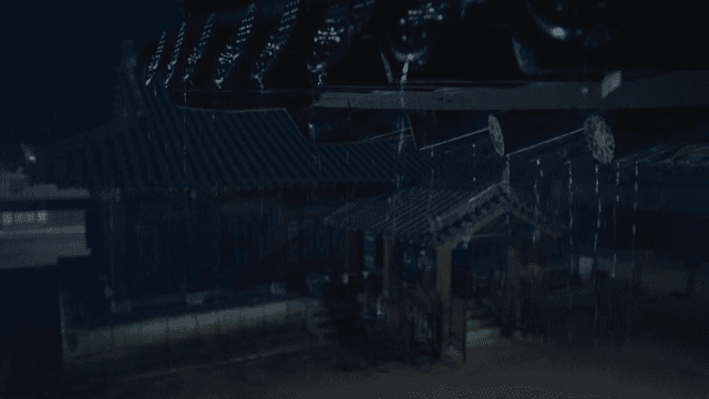 비가 내리는 전통 한옥