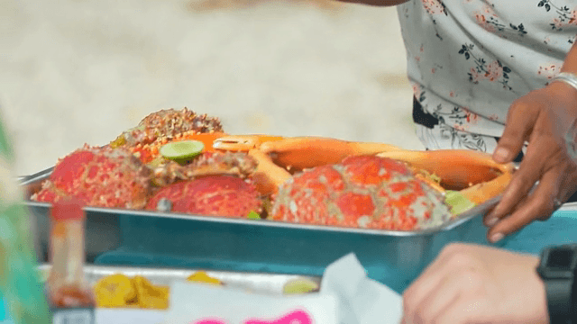 라임 조각이 올려진 신선한 게 요리