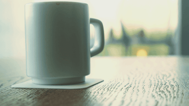 컵을 받침대에 놓는 손