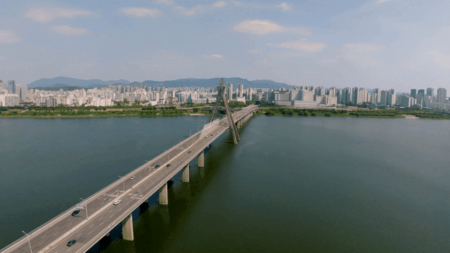 도시 풍경과 한강 위의 넓은 다리