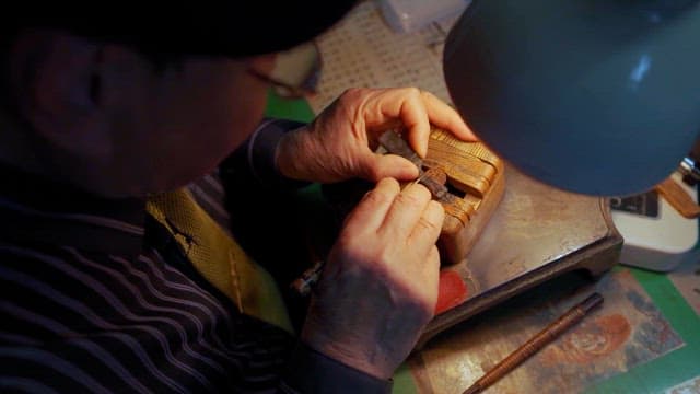 작업실에서 나무를 조각하는 장인