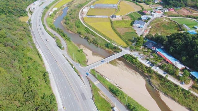 들판과 도로가 있는 시골 풍경