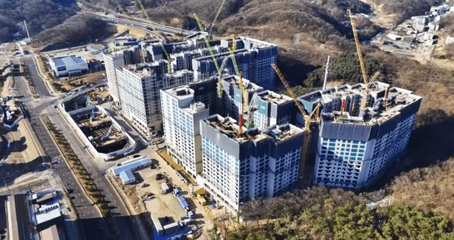 고층 건물 공사 현장