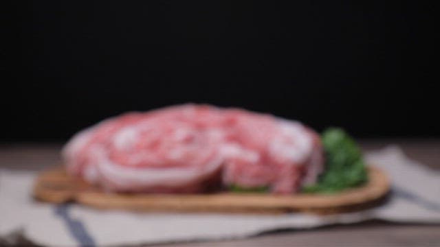 나무 도마 위에 신선한 돼지고기 슬라이스