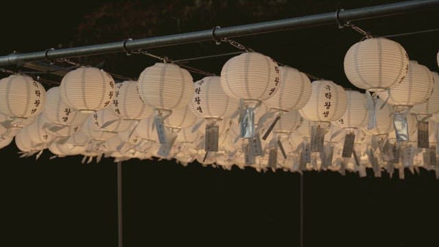 극락왕생을 비는 등불이 켜진 풍경