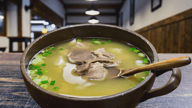 Rich seolleongtang in bowl