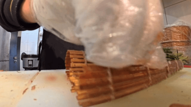 신선한 재료로 김밥 준비하기