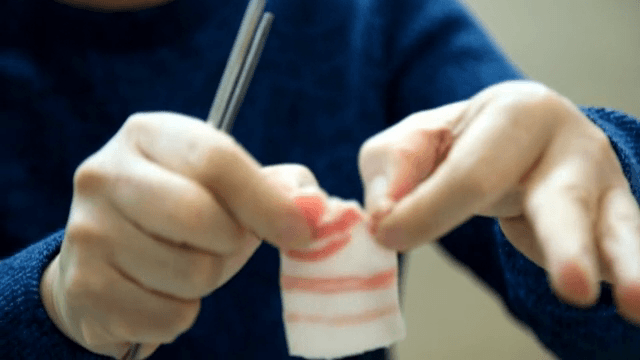 돼지고기를 손으로 찢는 모습