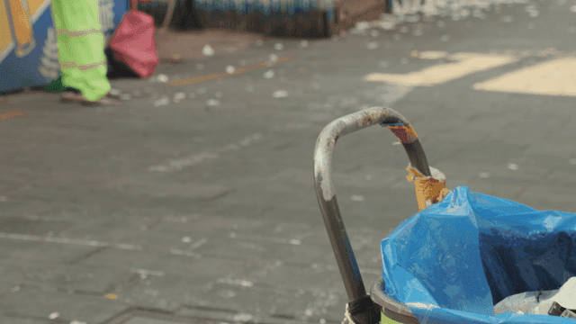 거리 청소부가 바쁜 인도를 정리하는 모습