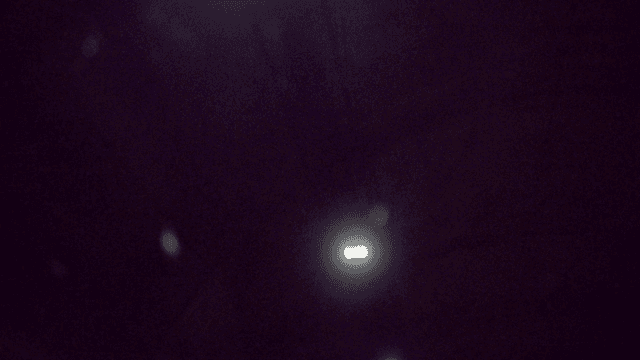 천장 조명이 있는 어두운 터널