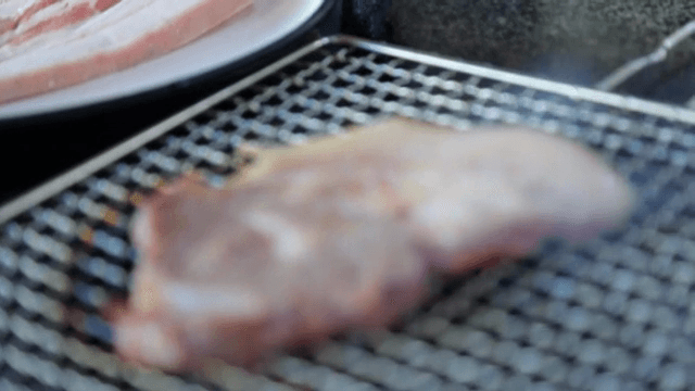 바비큐 그릴에서 삼겹살 굽기