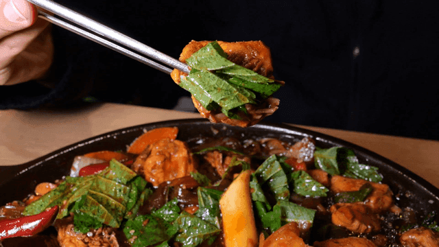 깻잎 찜닭을 든 젓가락