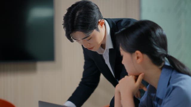 책상에서 업무를 논의하는 두 동료