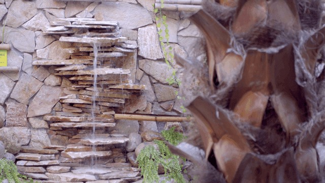 돌벽 위의 작은 인공 폭포