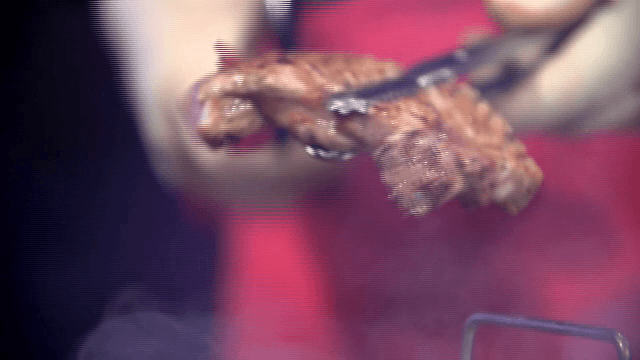 삼겹살을 가위로 자르는 모습