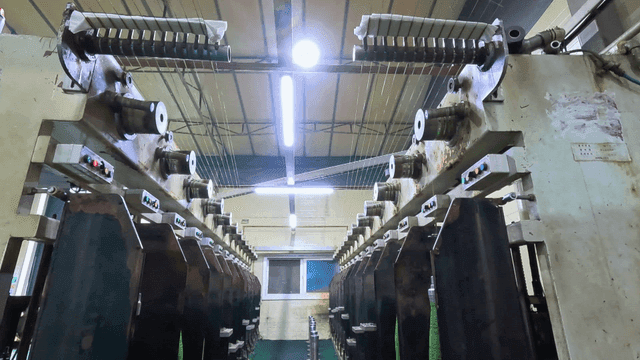 방직 기계들이 정렬된 공장