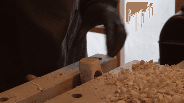 아늑한 작업실에서 드릴로 구멍이 뚫리는 나무 스쿱 헤드