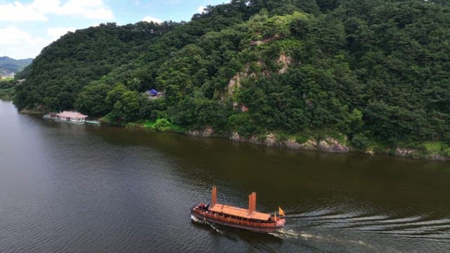고요한 강 위를 항해하는 돛배