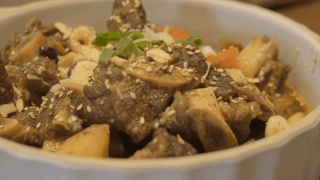 그릇에 담긴 갈비찜