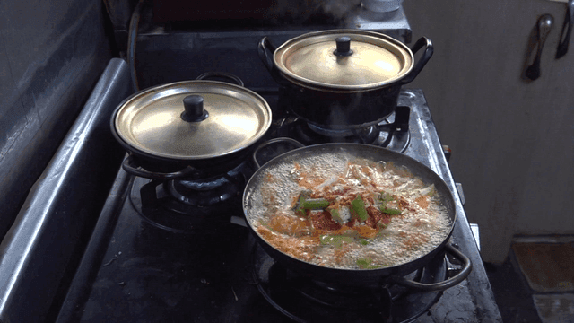 가스레인지 위에서 끓고 있는 냄비들