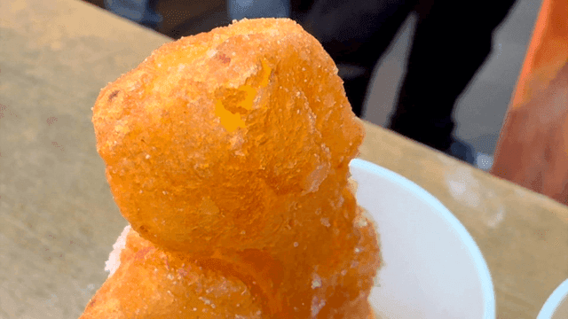 종이컵에 담긴 설탕 꽈배기