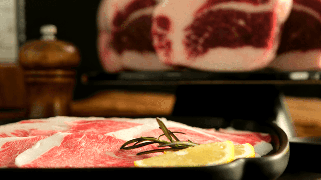 Slices of raw beef with lemon and herbs