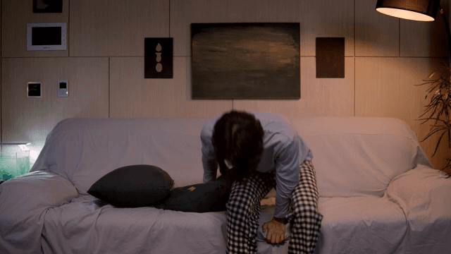 거실에서 자리를 뜨는 남성