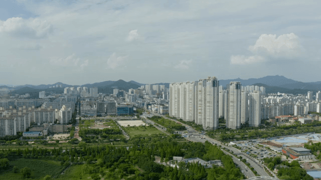 고층 건물과 녹지가 있는 도시 풍경