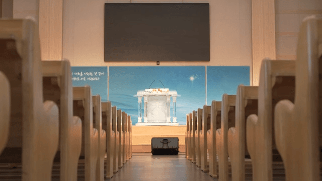 강단과 의자가 있는 빈 교회