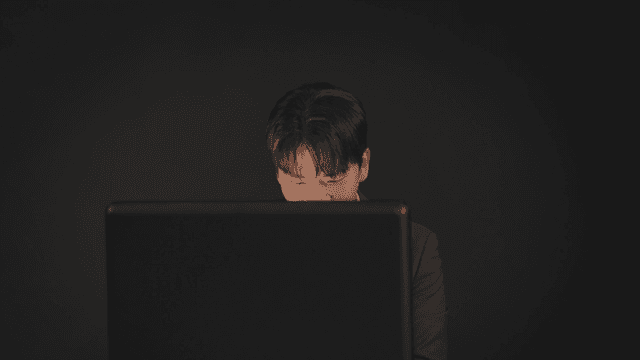 서류 가방에서 현금을 꺼내 자축하는 남자