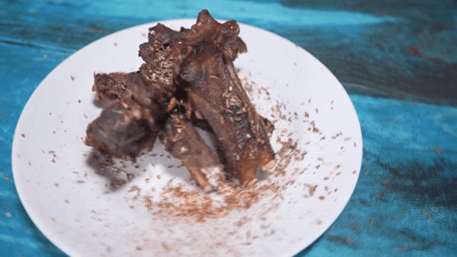 흰 접시에 담긴 양념 갈비